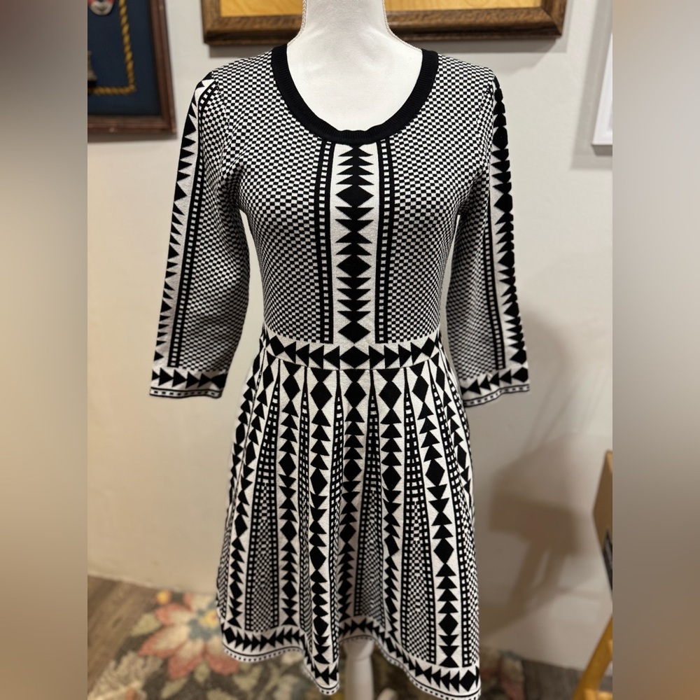 NINA LEONARD black & white geometrical sweater dress, size S, 3/4 sleeve. EUC!